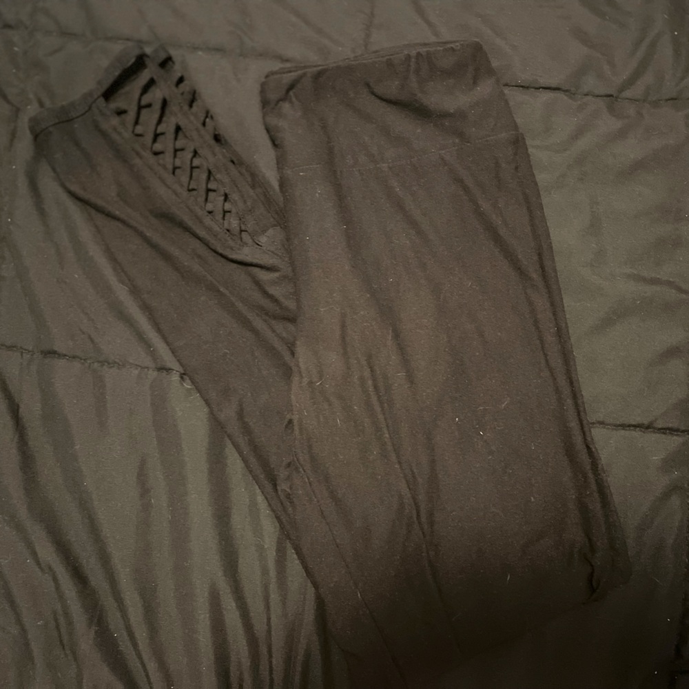 No Boundaries leggings, has crosshair cut out towards the ankle, Medium.